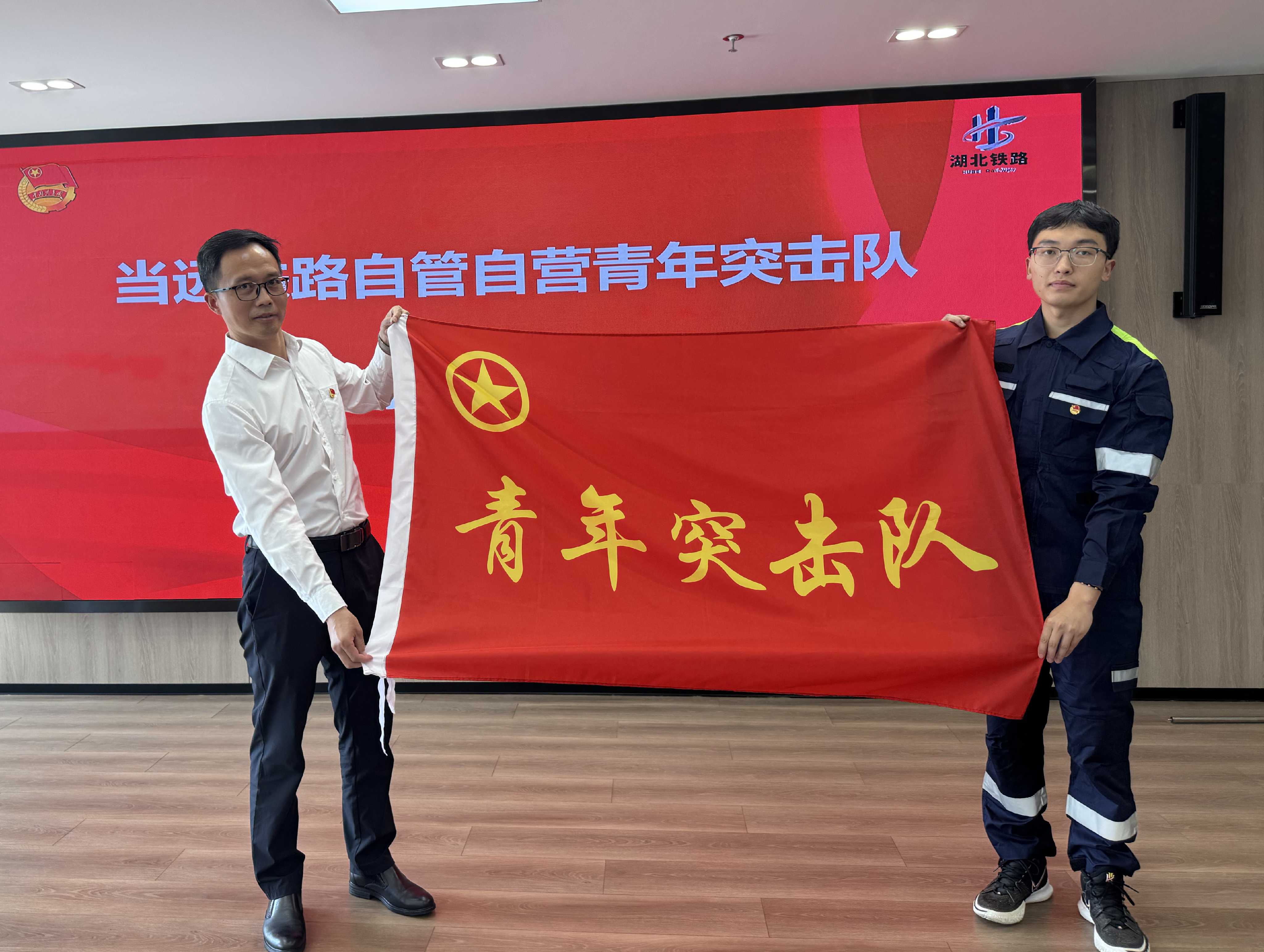 2-ÑîÈʲ¨Ïòµ±Ô¶¿ªyunÌåÓý¹ÙÍøÈë¿ÚµÇ¼APPÏÂÔØ×Ô¹Ü×ÔÓªÇàÄêÍ»»÷¶ÓÊÚÆì.jpg ¿ªyunÌåÓý¹ÙÍøÈë¿Ú